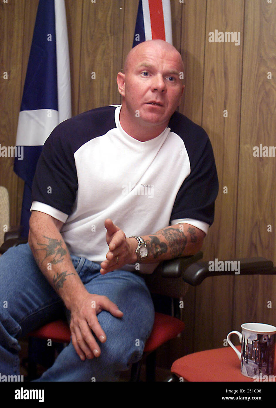 Top le commandant des combattants de la liberté d'Ulster, Johnny Adair, s'est exprimé devant l'Association de la presse à Belfast. Le leader paramilitaire loyaliste le plus craint d'Irlande du Nord a insisté sur le fait que le processus de paix était arrivé trop loin pour échouer maintenant. * M. Adair, maintenant un fervent partisan de l'Accord du Vendredi Saint, a déclaré à PA News: "Nous ne pouvons pas nous permettre de tourner en arrière. Nous savions que nous aurions des hauts et des bas en chemin, mais je crois que nous y parviendrai. Il y a eu tant de haine et d'amertume au cours des 30 dernières années, je ne pense pas que les gens des deux côtés puissent plus supporter. » Banque D'Images