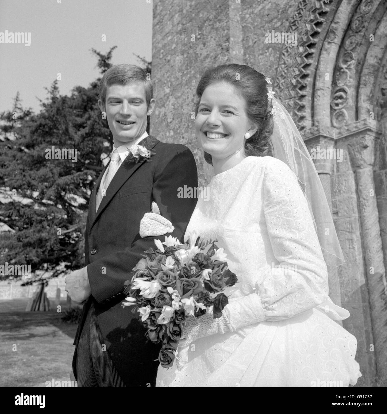 Chris Davies, médaillé d'or de yachting olympique, et sa mariée Ingrid Williams, une ancienne Miss Fareham, après leur mariage au château de Portchester, dans le Hampshire Banque D'Images