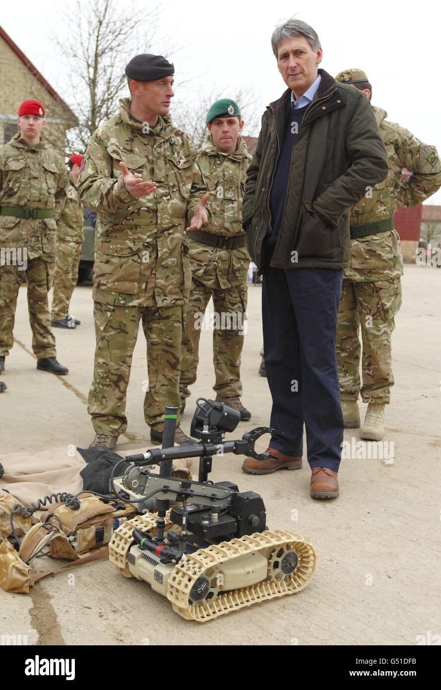 Philip Hammond, secrétaire à la Défense, a présenté de l'équipement pour désamorcer des engins explosifs improvisés lors d'une visite à Copehill Down, une zone d'entraînement du ministère de la Défense dans le Wiltshire. Banque D'Images