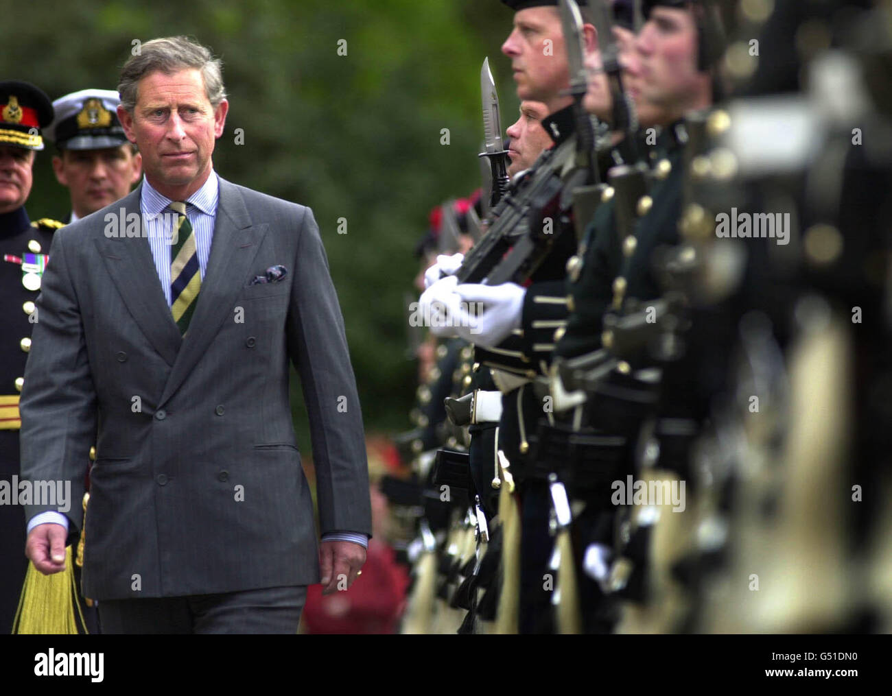 Le Prince Charles au Palais de Holyrood House à Édimbourg inspecte une garde d'honneur montée par la Black Watch du 1er Bataillon. Banque D'Images