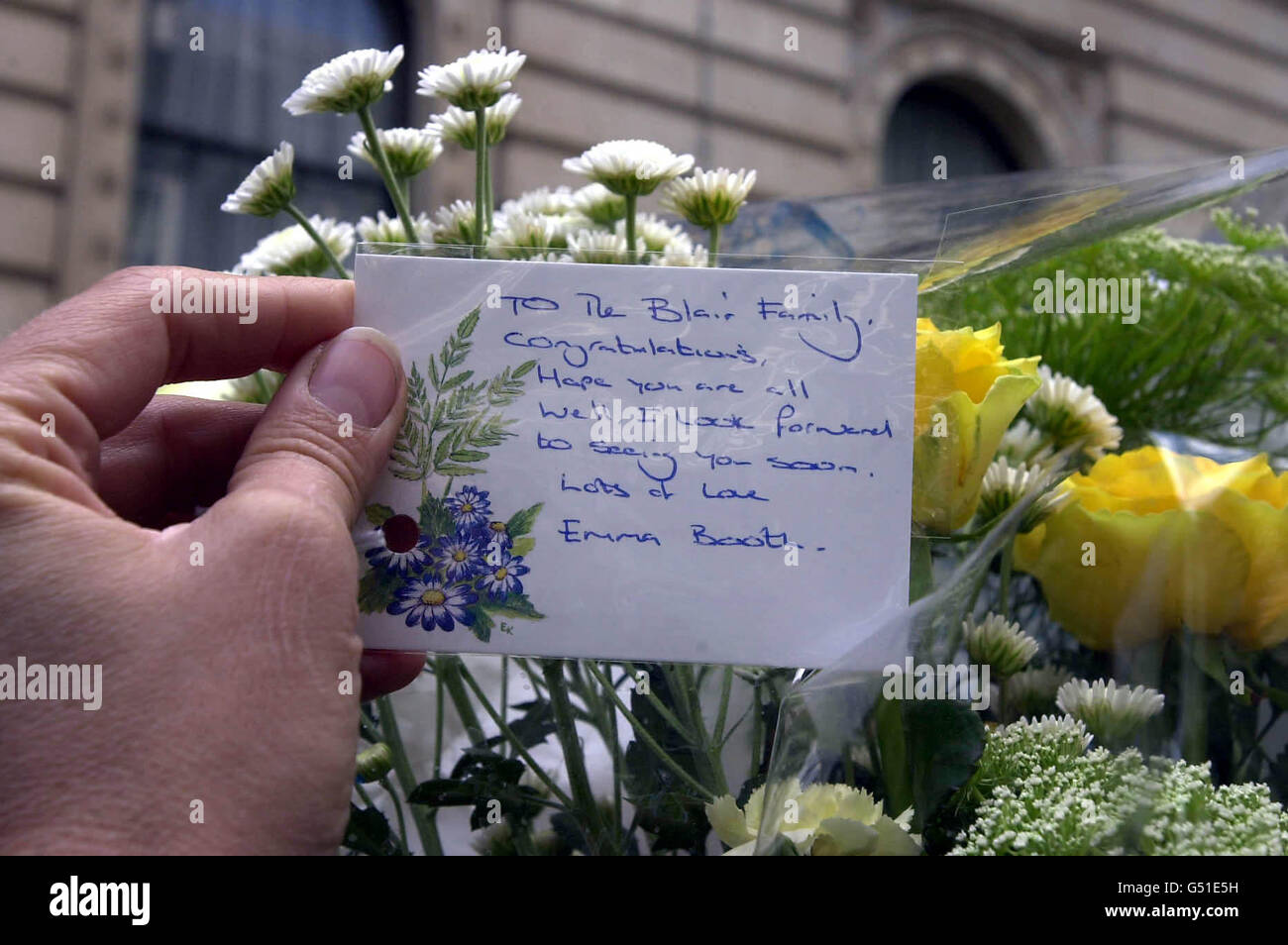 Une carte de voeux avec des fleurs livrée au numéro 10 Downing Street pour le Premier ministre Tony Blair et sa femme Cherie qui se repose après avoir donné naissance à un bébé garçon dans les premières heures de ce matin. Banque D'Images