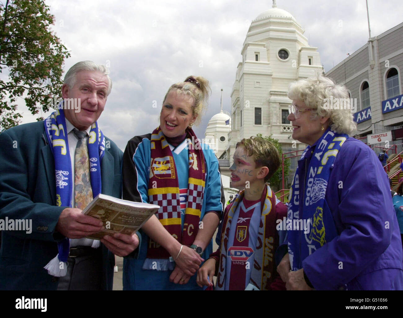 Le fan de Chelsea, Ronald Symes, âgé de 66 ans, qui est arrivé à sa première finale de coupe en 1955, est photographié avec le fan de Aston Villa, Jan Bartlett, d'Oxford et son fils, Charlie, âgé de 10 ans, et Mme Joyce Symes avant la finale de la coupe FA au stade Wembley, à Londres. Banque D'Images