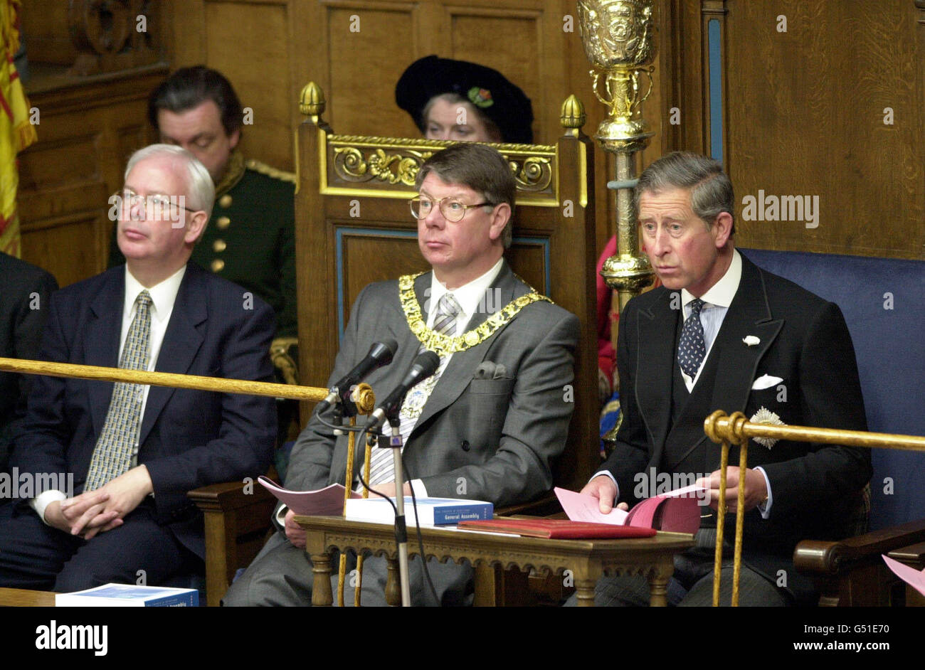 Le prince de Galles à l'Assemblée générale de l'Église d'Écosse à Édimbourg, où il a fait l'éloge de la culture et des traditions de l'Écosse. Le premier ministre adjoint Jim Wallace, à l'extrême gauche, a été l'un des premiers ministres de l'Écosse.* et le Seigneur Provost d'Édimbourg Eric Milligan, à gauche.Le prince, s'exprimant en tant que premier héritier du trône à s'adresser à l'Assemblée générale, a déclaré qu'il connaissait l'Écosse « infiniment mieux que toute autre partie du Royaume-Uni ».Voir PA News Story ROYAL Prince Substitut.Photo de Robert Perry/Ecosse dimanche Banque D'Images