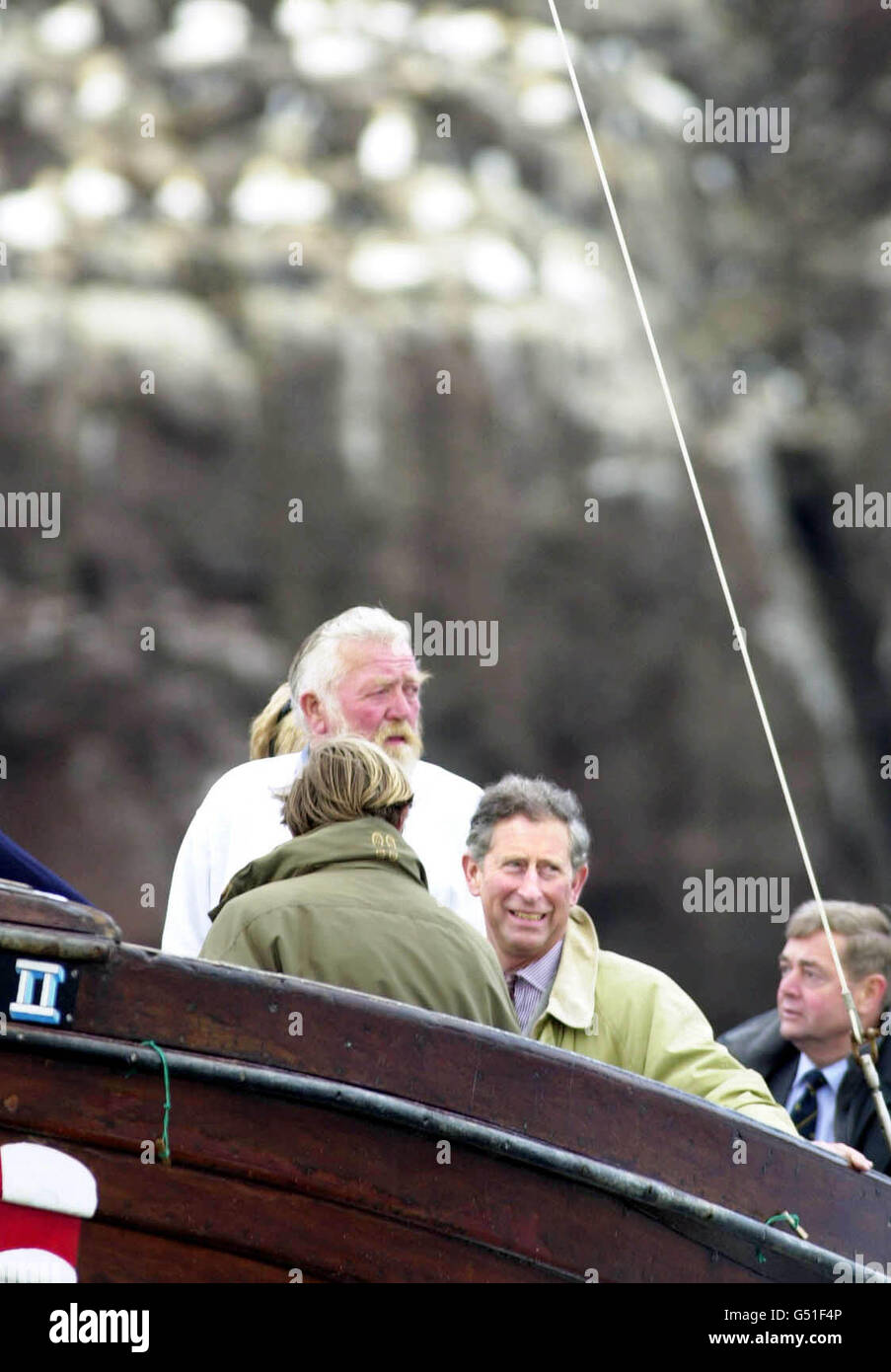 Le Prince de Galles (au centre) lors d'une excursion en bateau de trois kilomètres et demi à Bass Rock, les plus grandes colonies de fous de Bassan au monde. Il a fait le voyage après avoir officiellement ouvert le nouveau centre écossais des oiseaux de mer de 3 millions dans la ville. Banque D'Images