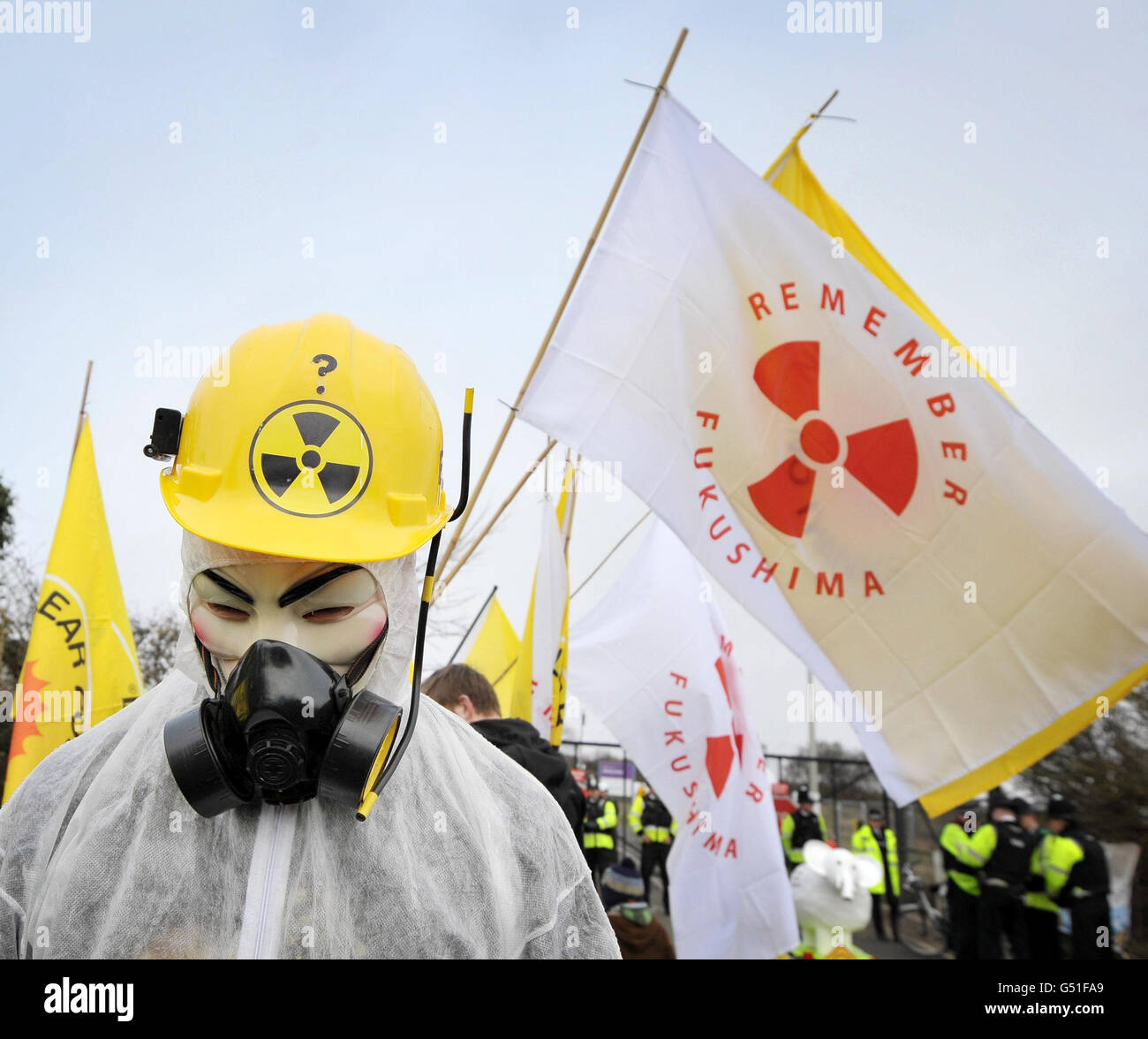 Un manifestant devant la porte d'entrée de la centrale nucléaire de Hinkley point dans le Somerset où environ 800 personnes se sont rassemblées à la veille du premier anniversaire de la catastrophe de Fukushima pour manifester contre l'utilisation de l'énergie nucléaire. Banque D'Images