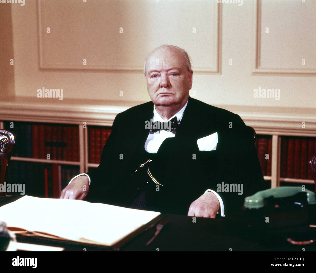 Sir Winston Churchill dans la salle du Cabinet, au 10 Downing Street. Banque D'Images