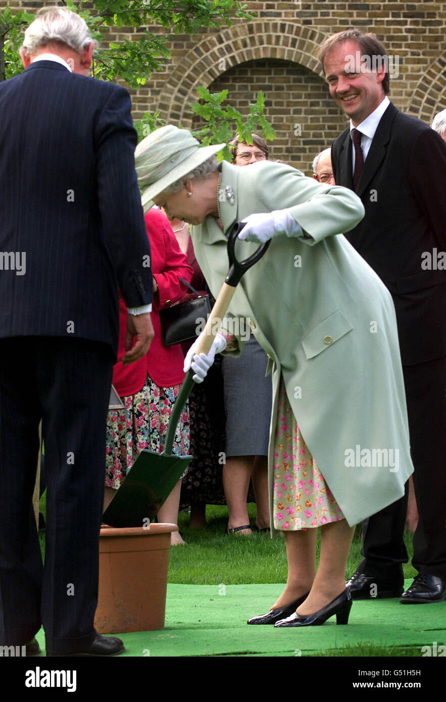 La Reine plante un nouvel arbre dans le cadre de la cérémonie de réouverture à la galerie d'images de Dulwich à Londres. La plus ancienne galerie d'art publique d'Angleterre abrite une collection de peintures anciennes européennes du XVIIe et XVIIIe siècle. *la galerie ouvre après une rénovation essentielle. Banque D'Images