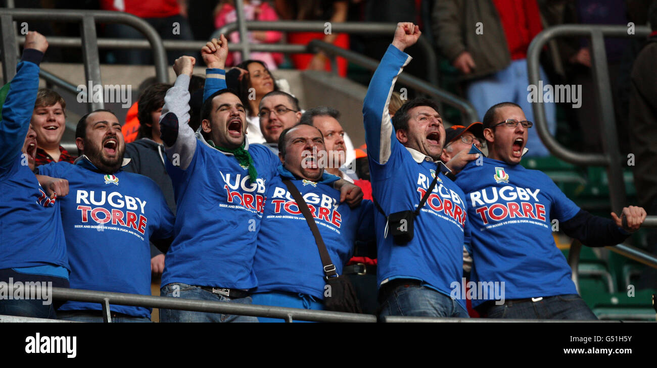 Rugby Union - RBS 6 Nations Championship 2012 - pays de Galles / Italie - Millennium Stadium.Les supporters italiens chantent leur hymne national avant le match des RBS 6 Nations au Millennium Stadium de Cardiff. Banque D'Images