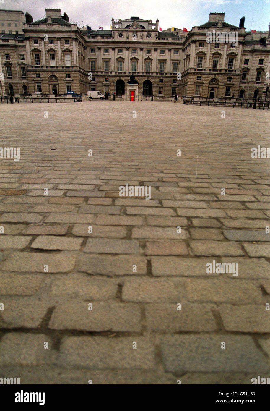 Vue sur la cour, qui deviendra un lieu en plein air pour Londres, à la Somerset House récemment rénovée, qui ouvre au public le 26/05/00. * les architectes impliqués dans la rénovation étaient Donald Insol Associates, Peter Inskip et Peter Jenkins, et Jeremy Dixon Edward Jones. Banque D'Images