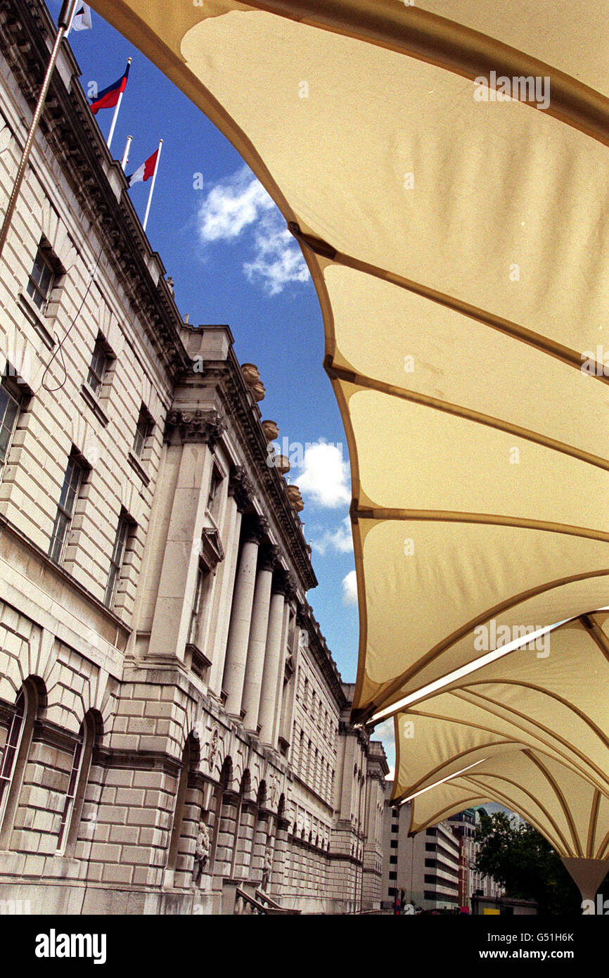 La Somerset House, récemment rénovée, est construite sur le site d'un palais royal du XVIe siècle, qui s'ouvre au public le 26/05/00. Les architectes impliqués dans la rénovation étaient Donald Insol Associates, Peter Inskip et Peter Jenkins. * ...et Jeremy Dixon Edward Jones. Banque D'Images