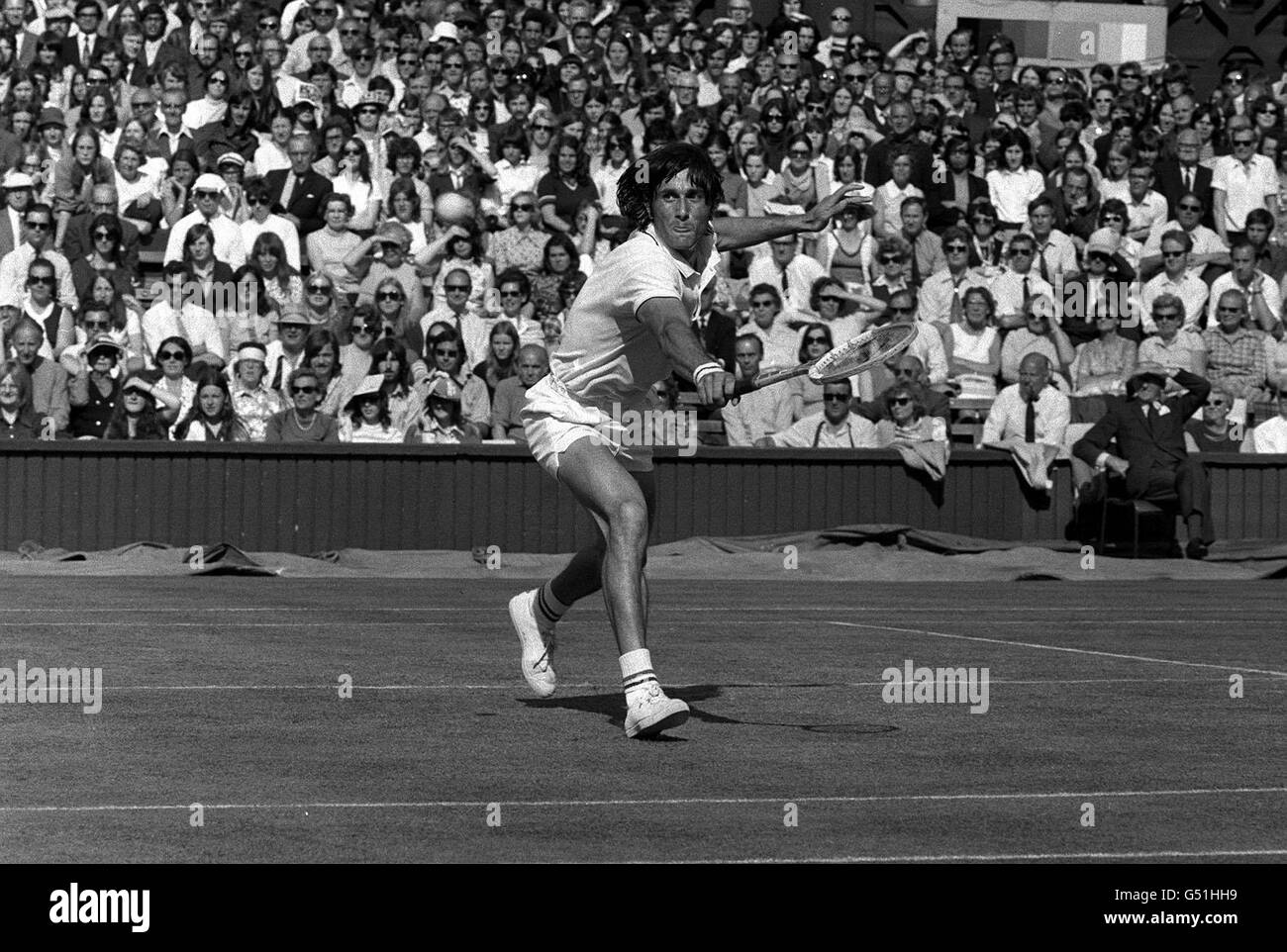 Ilie Nastase de Roumanie en action lors de son match de quatrième tour des hommes sur Center court à Wimbledon contre Tom Gorman d'américain. Banque D'Images