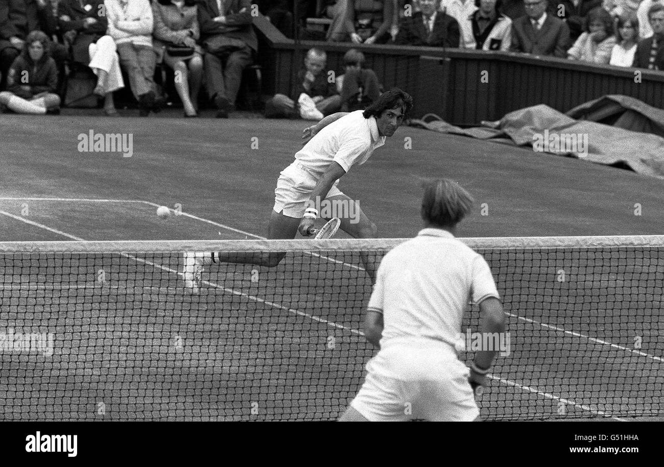 Ilie Nastase (face) de Roumanie en action lors de son match final des hommes à Wimbledon contre Stan Smith d'American. Banque D'Images