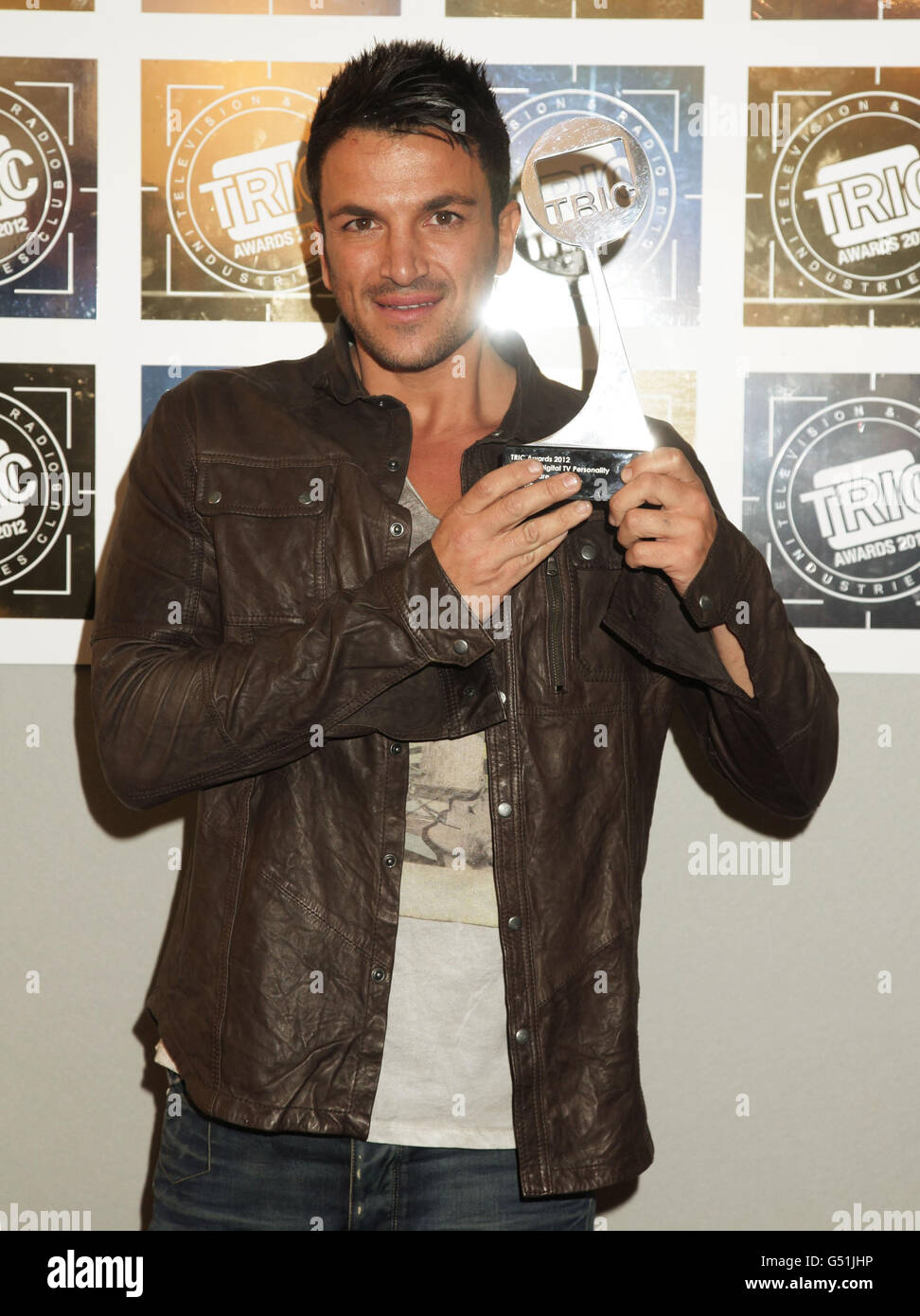 Peter Andre avec son prix de personnalité de télévision par satellite/numérique lors des prix du Club des industries de la télévision et de la radio (TRIC), au Grosvenor House Hotel sur Park Lane, dans le centre de Londres. Banque D'Images