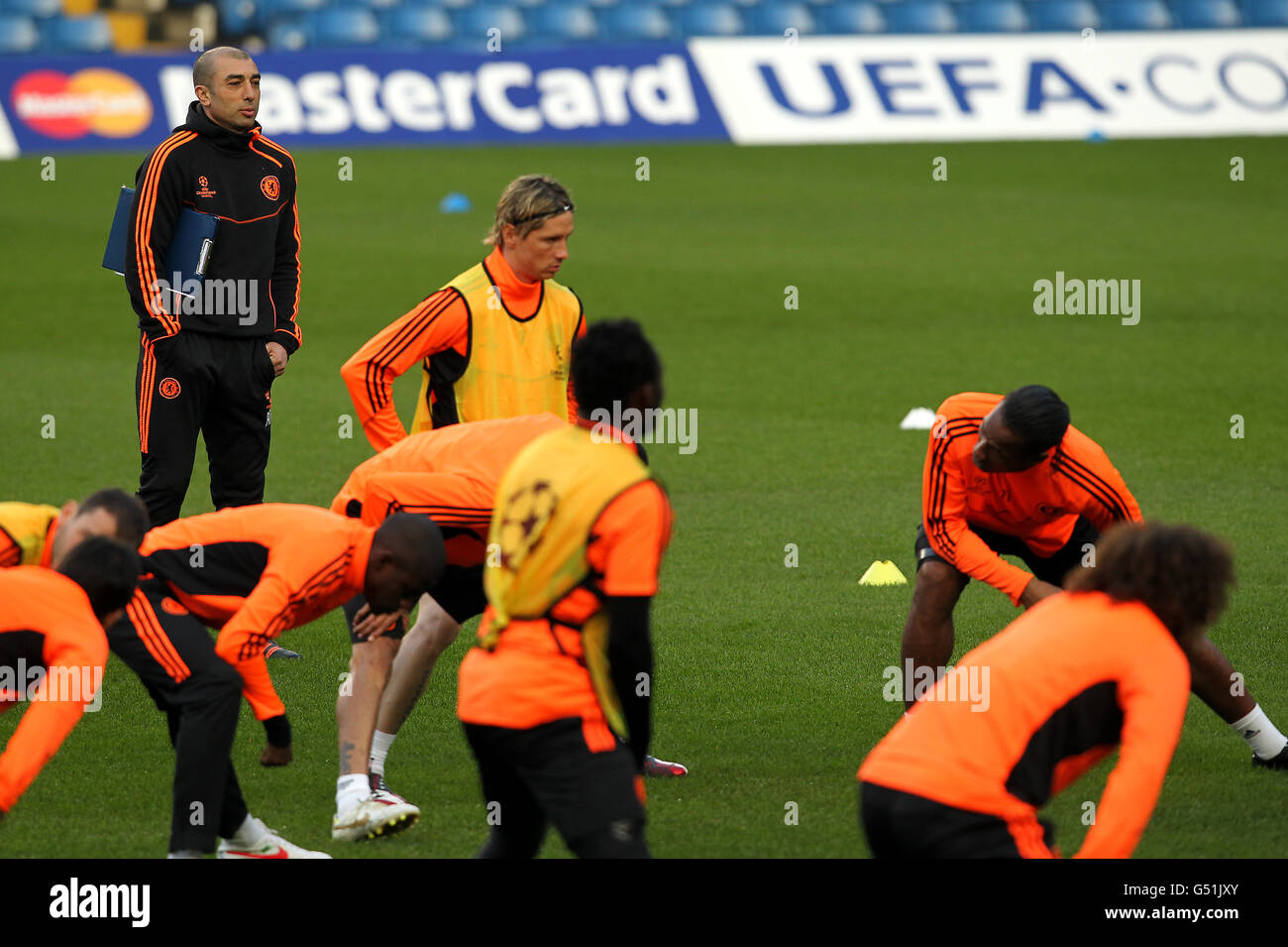 Roberto Di Matteo, directeur intérimaire de Chelsea, pendant une session de formation Avant le match de la Ligue des champions de son côté contre Napoli Banque D'Images