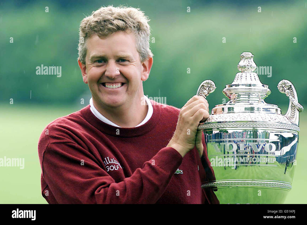 Colin Montgomerie, joueur de golf de la Volvo PGA, originaire d'Écosse, avec le trophée après avoir remporté une troisième fois sans précédent à Wentworth à Surrey. Banque D'Images