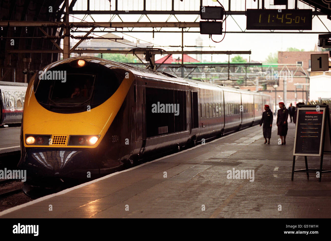 Le service de trains à grande vitesse Eurostar du Great North Eastern Railways arrive quatre minutes plus tard à la gare de Kings Cross après son départ de York. * surnommé le service White Rose après le symbole traditionnel du Yorkshire, les neuf services quotidiens appelleront également Stevenage, Peterborough, Grantham, Newark, Retford et Doncaster. Le GNER affirme que ce mouvement permettra de libérer de l'espace sur ses routes anglo-écossaises populaires, qui ont vu une augmentation de 24% du nombre de passagers au cours des quatre dernières années. Banque D'Images