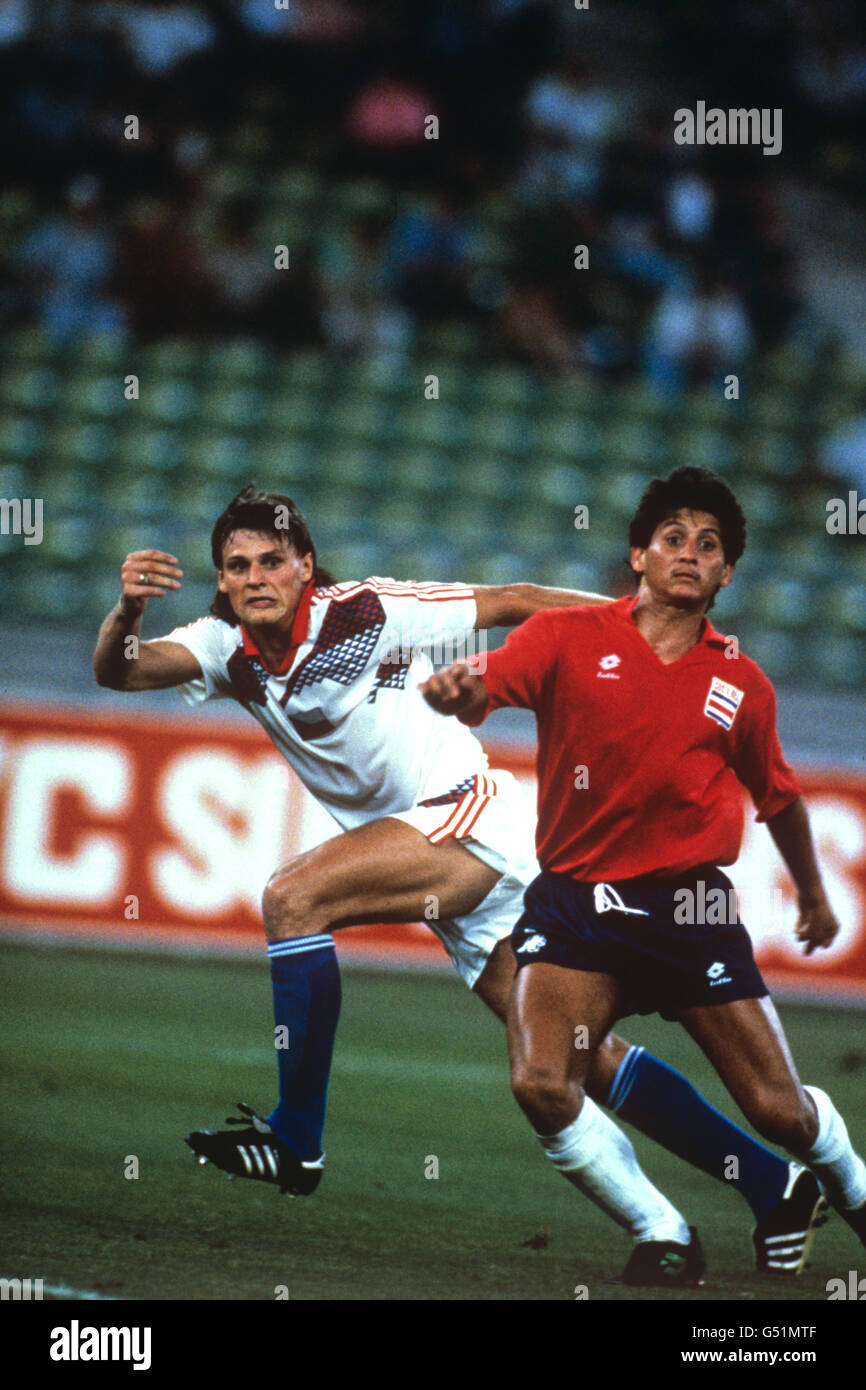 Football - FIFA World Cup Italia 90 - Deuxième tour - Tchécoslovaquie v Costa Rica - Stadio San Nicola, Bari Banque D'Images