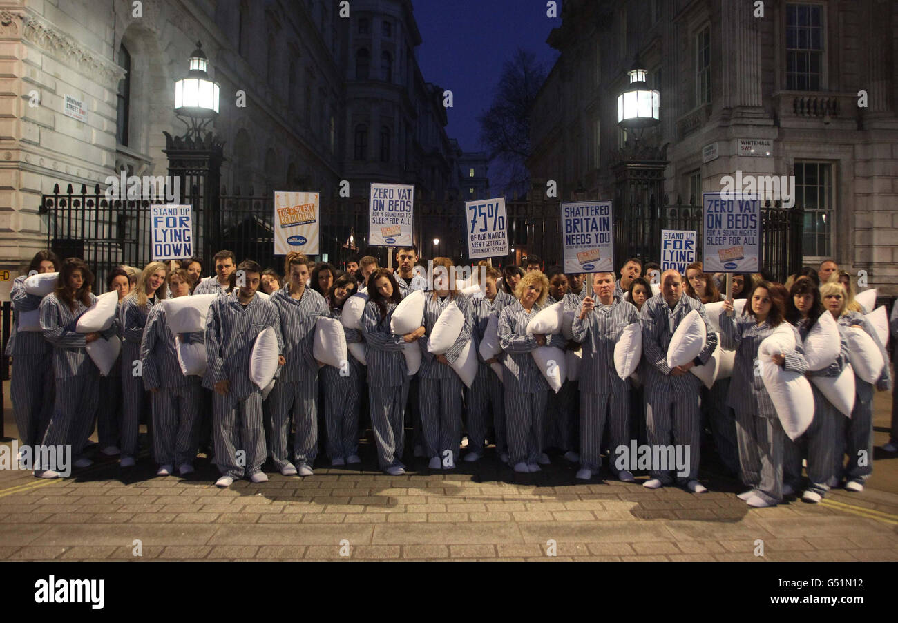 Silentnight tenir un stunt appelé la Révolution silencieuse à l'extérieur de Downing Street pour souligner leurs recherches que la nation n'obtient pas une bonne nuit de sommeil. Banque D'Images