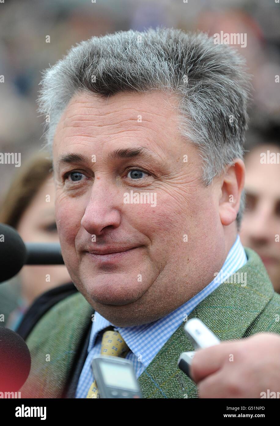 Paul Nicholls, entraîneur de Big Buck, est interviewé le jeudi de St Patrick, pendant le Cheltenham Festival. Banque D'Images