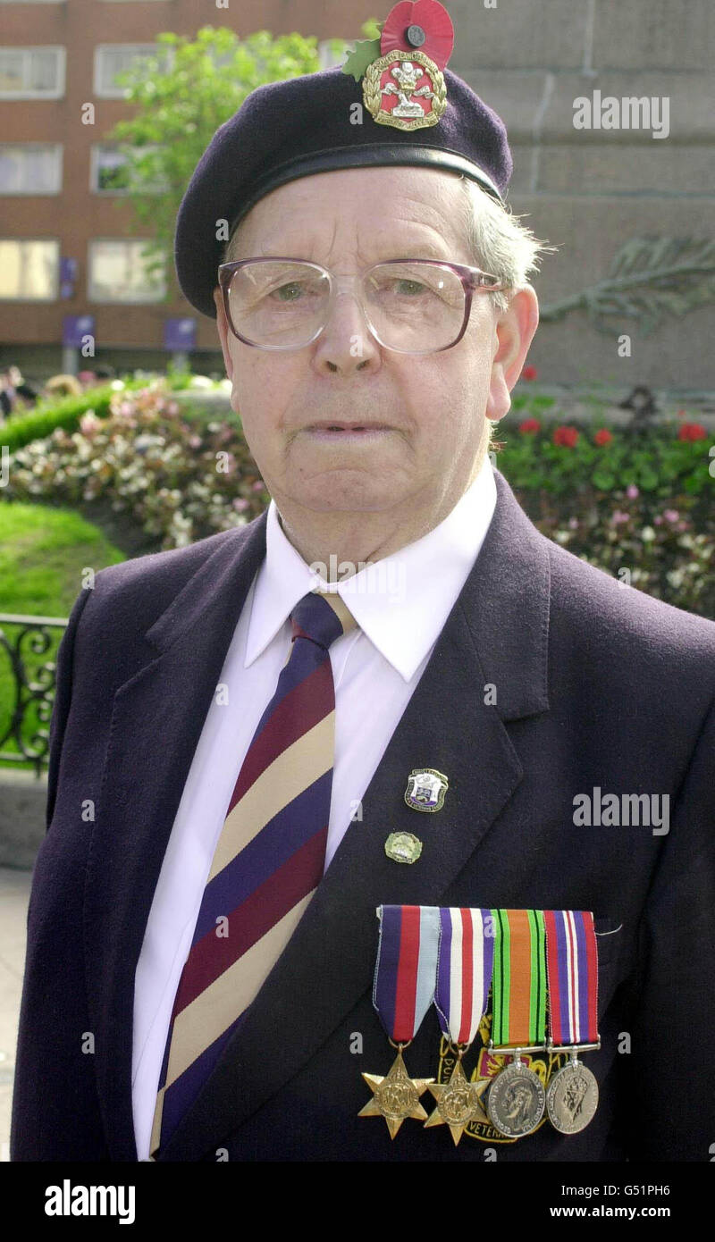 Le privé Stan Jones, 79 ans, de St Albans, Hertfordshire, lors du dernier défilé officiel des anciens combattants de Dunkerque à l'occasion du 60e anniversaire de l'évacuation miraculeuse des troupes piégées sur les plages du port français.* le vétéran de Dunkerque était dans le Premier Bataillon, le South Lancashire Regiment, quand il a été évacué de Dunkerque. Banque D'Images