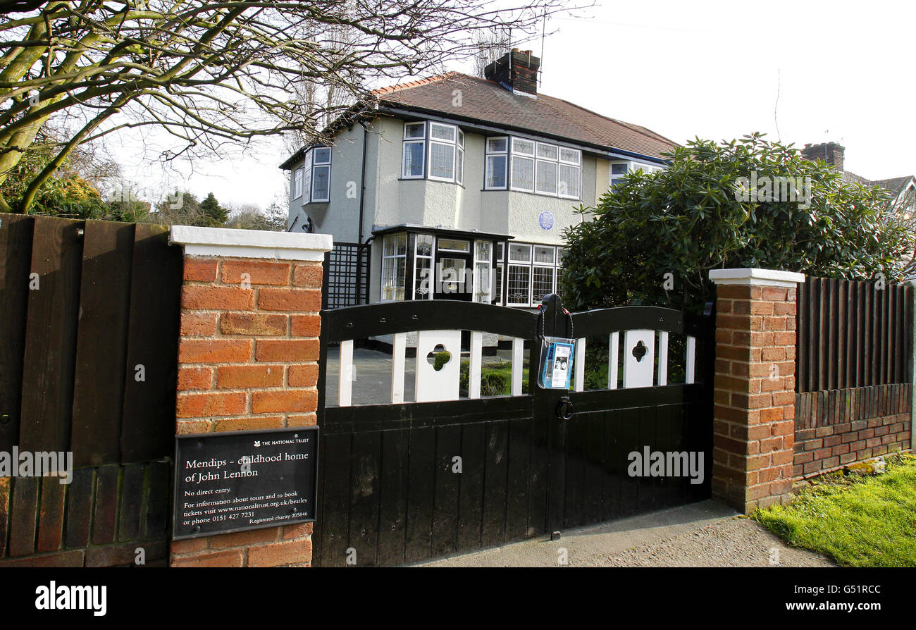 Une vue générale du panneau à l'extérieur de la maison d'enfance de John Lennon dans l'avenue Menlove, Allerton, Liverpool, où l'ancien Beatle John Lennon vivait comme un enfant avec son tante Mimi. Banque D'Images