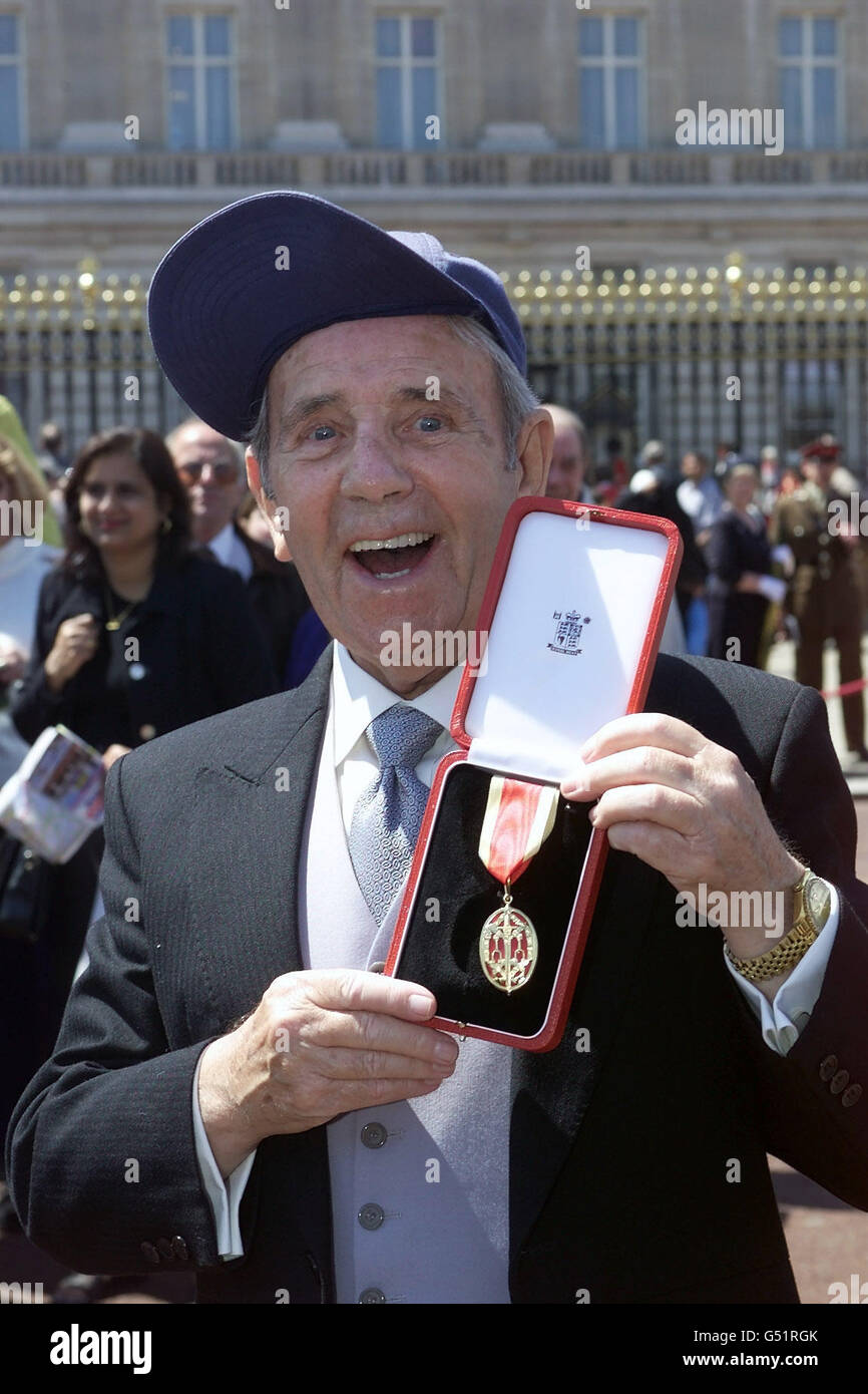 Ancien comédien Sir Norman Wisdom après avoir reçu sa chevalier de la reine Elizabeth II de Grande-Bretagne au palais de Buckingham à Londres. * Sir Norman, 85 ans, célèbre pour avoir joué le petit homme de Downtrodden dans une casquette en tissu et un costume mal ajusté, est pensé pour être un favori de la reine et de la reine mère de 99 ans. Banque D'Images