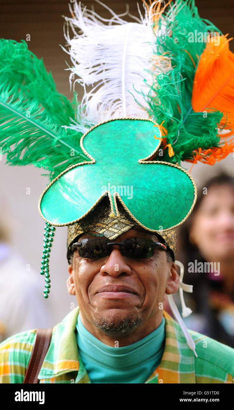 Un homme participe aux célébrations de la St Patrick dans le centre de Londres. Banque D'Images