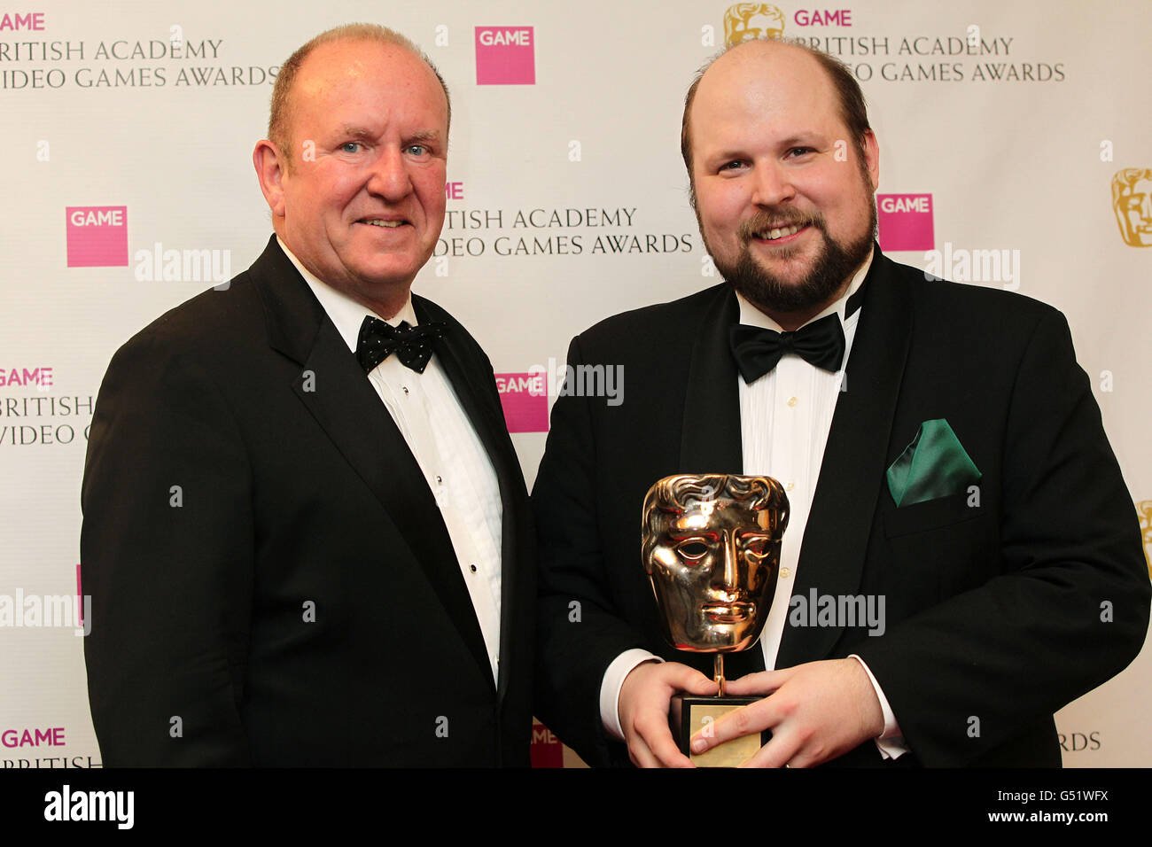 Ian Livingstone OBE (à gauche) qui a présenté le programmeur et créateur suédois de Minecraft Markus Persson avec son Special Award, au JEU British Academy Video Games Awards, à l'hôtel Hilton Park Lane de Londres dans le centre de Londres. Banque D'Images