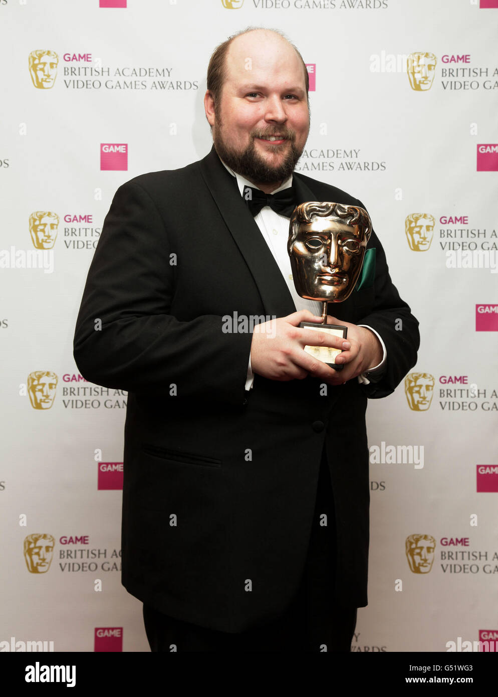 Programmeur et créateur suédois de Minecraft Markus Persson avec son prix spécial, au JEU British Academy Video Games Awards, à l'hôtel Hilton Park Lane de Londres dans le centre de Londres. Banque D'Images