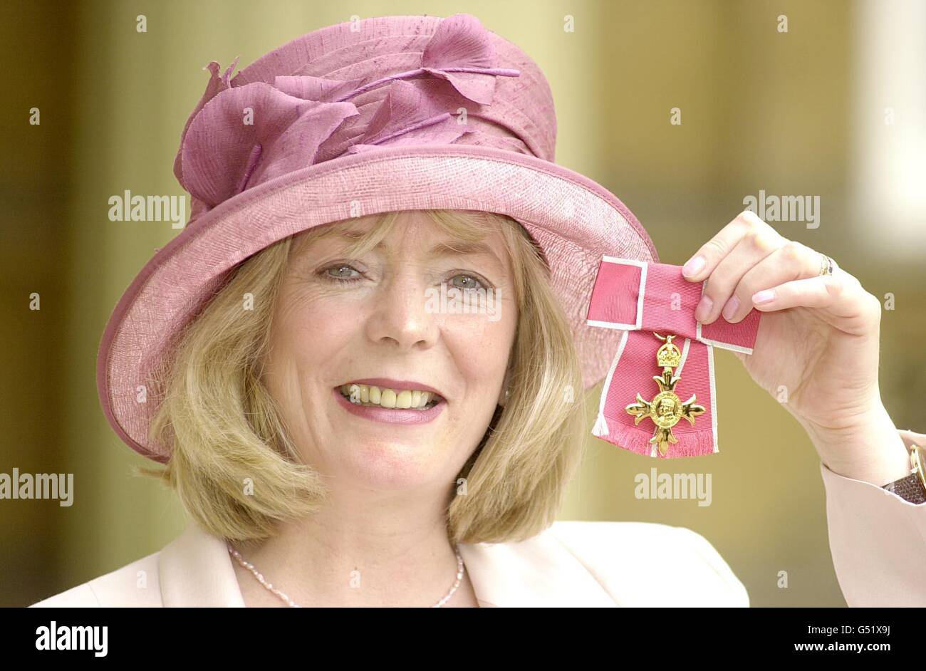 L'actrice Alison Steadman a reçu son OBE de la reine Elizabeth II lors d'une cérémonie d'investiture qui s'est tenue au palais de Buckingham. Banque D'Images