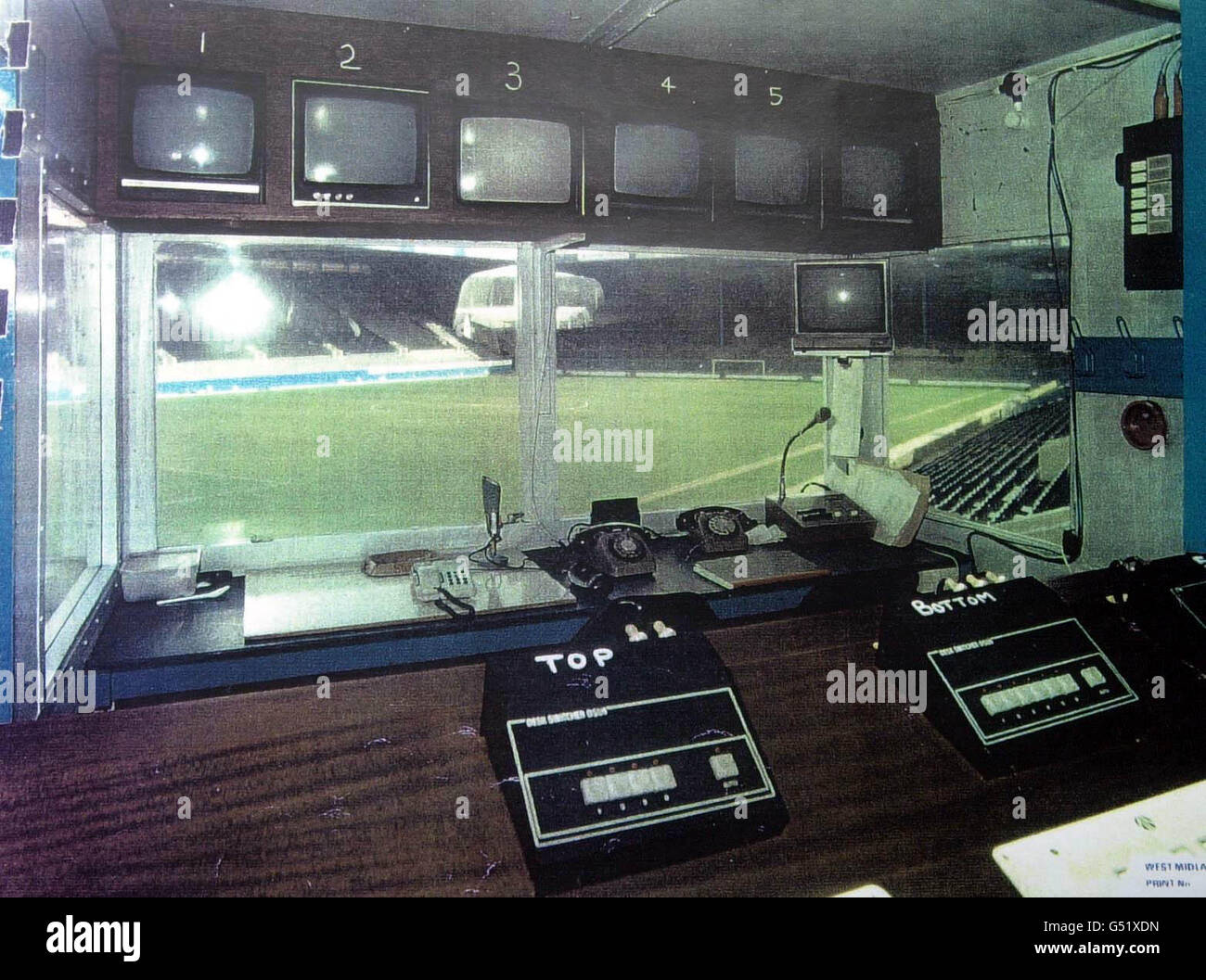 Cette image ne peut être utilisée que dans le contexte de l'affaire Hillsborough. Photo non datée de l'intérieur de la boîte de contrôle de la police au terrain de football de Sheffield mercredi. * le surintendant principal David Duckenfield, commandant du match, et le surintendant Bernard Murray nient l'homicide involontaire coupable de deux des victimes de la catastrophe lors de la demi-finale de la coupe FA entre Liverpool et la forêt de Nottingham au sol de Sheffield mercredi 15 avril 1989. Banque D'Images