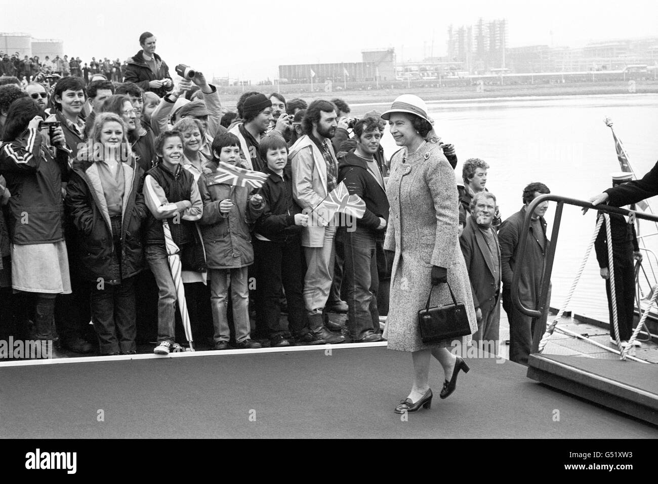 La reine Elizabeth II arrive à terre à Sullom Voe, dans les îles Shetlands, lorsqu'elle a visité le plus grand terminal pétrolier d'Europe. Banque D'Images