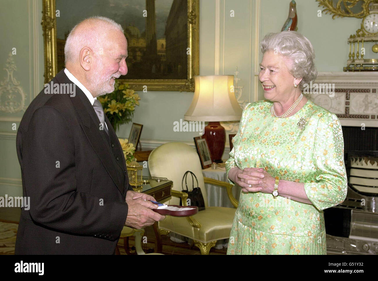 La Reine avec le sculpteur Sir Anthony Caro, après lui avoir donné l'insigne d'un membre de l'ordre du mérite au Palais de Buckingham.Il rejoint un groupe d'élite de 24 personnes choisies pour leur « distinction exceptionnelle » dans les arts, l'apprentissage, les sciences et d'autres domaines.* le dramaturge Sir Tom Stoppard, prix Nobel de chimie Sir James Black et mathématicien Sir Roger Penrose ont également été honorés. Banque D'Images