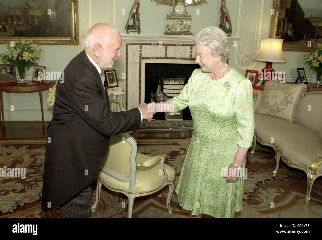 La Reine serre la main avec Sir Anthony Caro, avant de lui donner l'insigne d'un membre de l'ordre du mérite. Il rejoint un groupe d'élite de 24 personnes choisies pour leur « distinction exceptionnelle » dans les arts, l'apprentissage, les sciences et d'autres domaines. * le dramaturge Sir Tom Stoppard, prix Nobel de chimie Sir James Black et mathématicien Sir Roger Penrose ont également été honorés. Banque D'Images