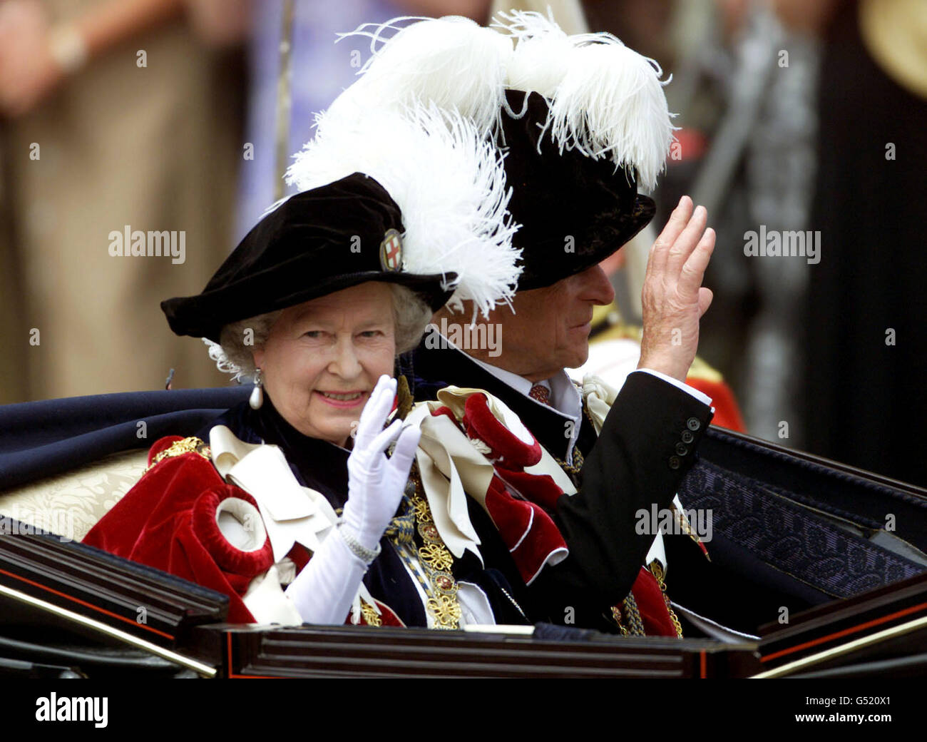 La Reine et le duc d'Édimbourg se déferent alors qu'ils quittent la cérémonie de l'ordre du Garter à la chapelle Saint-Georges, au château de Windsor. Banque D'Images