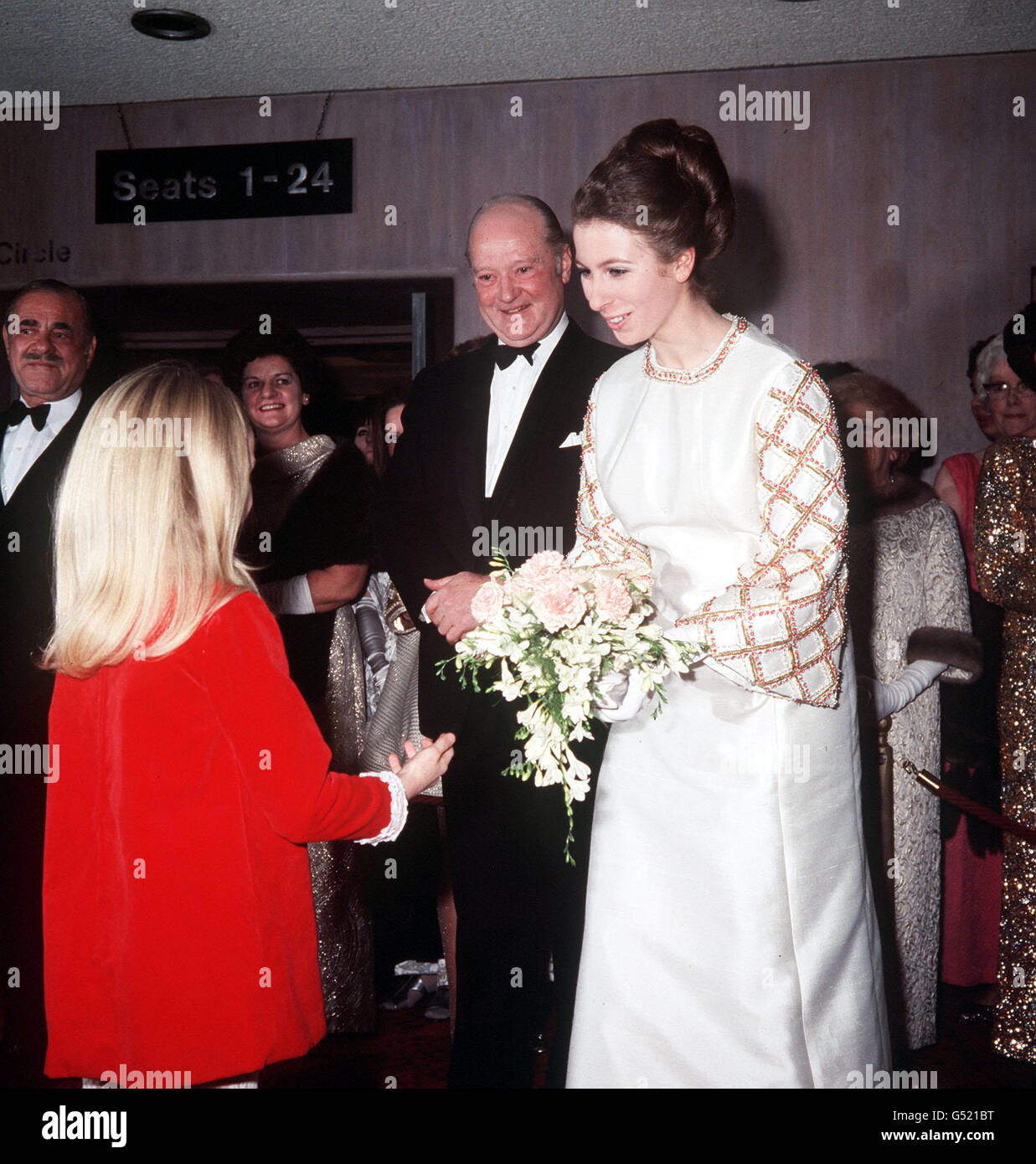 PRINCESSE ANNE À DIX-HUIT ans (b.15/8/1968) : la princesse Anne (plus tard la princesse royale) reçoit un bouquet de fleurs de Heather Ripley, l'une des stars du film, lors de la première mondiale royale de 'Chitty Chitty Bang' à l'Odeon, Leicester Square, Londres. Banque D'Images