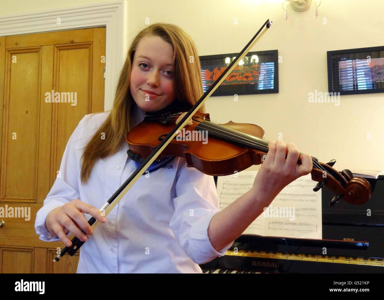 RELATION DE CORRECTION DE RETRANSMISSION.Charlotte Woodward, 13 ans, grande-grande-grande-nièce du violoncelliste du groupe Titanic John Wesley Woodward, joue le violon dans sa maison à Redland, Bristol. Banque D'Images