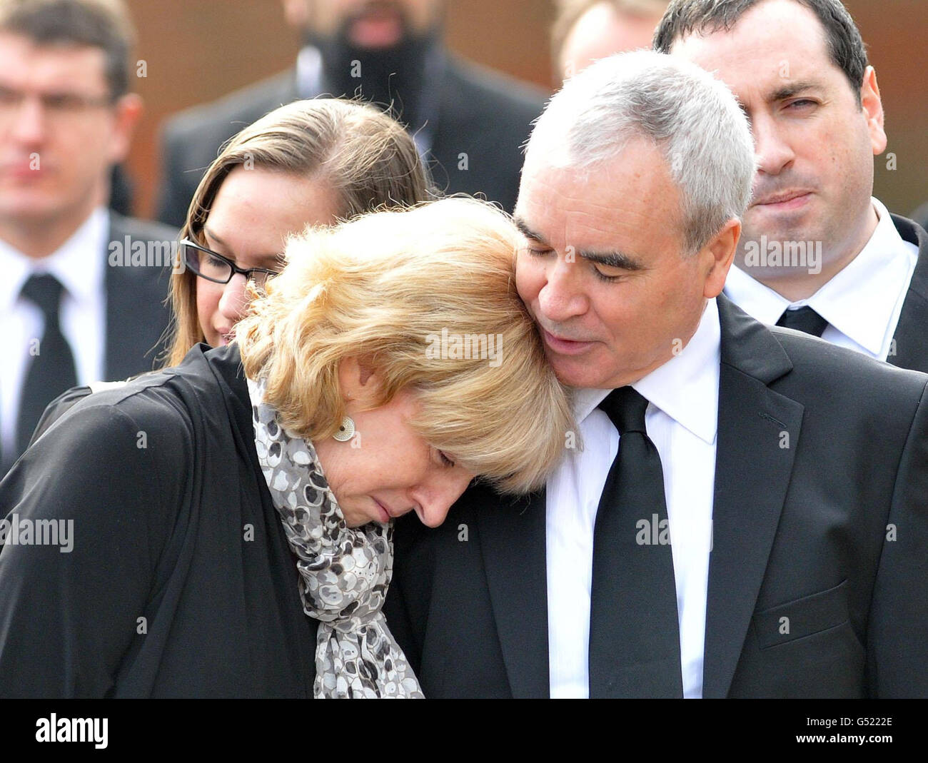 Les parents de Christopher McManus Laura et Michael à ses funérailles à notre Dame du Mont Carmel et à l'église St Patrick d'Oldham. Banque D'Images