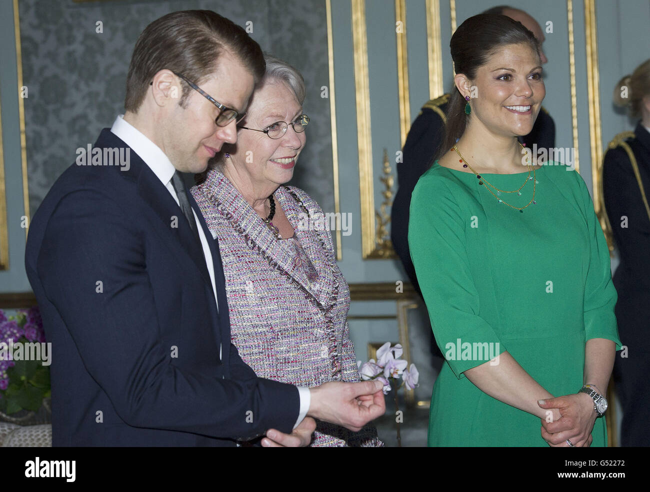 La princesse de la Couronne Victoria (à droite) et son mari le prince Daniel se tiennent debout avec la sœur du roi Christina lors de la visite du prince de Galles et de la duchesse de Cornouailles au Palais Royal de Stockholm, alors qu'ils poursuivent leur tournée en Scandinavie. Banque D'Images