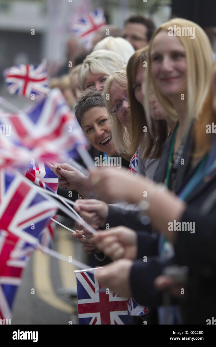 Les membres du public attendent de saluer la reine Elizabeth II lors de l'ouverture officielle de l'hôpital Royal Manchester pour enfants, de l'hôpital Manchester Royal Eye, de l'hôpital Saint Mary's et d'une nouvelle aile à l'infirmerie Manchester Royal, où elle rencontre également le personnel et les patients et écoute une œuvre musicale spécialement commandée. Banque D'Images