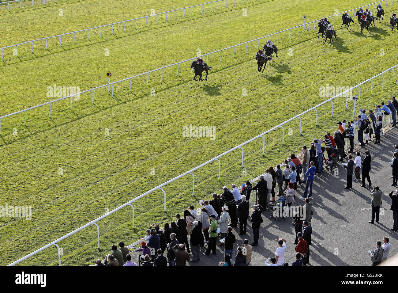 Le prince d'Amira sous la direction de Jockey Wayne Lordan remporte ensuite le Fonds européen des éleveurs de Stallion Farms irlandais au Curragh Racecourse, à Dublin, en Irlande. Banque D'Images