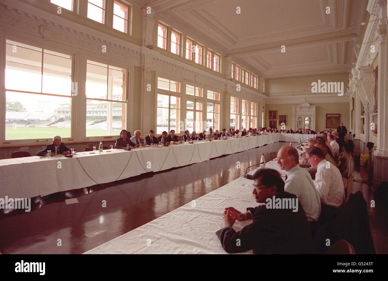 Des délégués du monde du cricket s'assoient dans la salle longue du terrain de cricket Lords à Londres pour la conférence annuelle du Conseil international du cricket. Banque D'Images