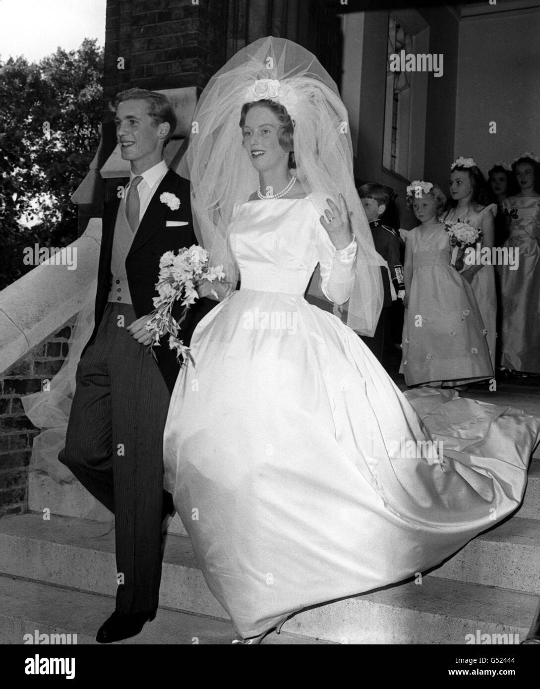 Le comte de Portarlington, âgé de 22 ans, quitte l'église Sainte-Trinité de Brompton, Londres, avec sa mariée de 20 ans Davina Windley, après leur mariage. Banque D'Images