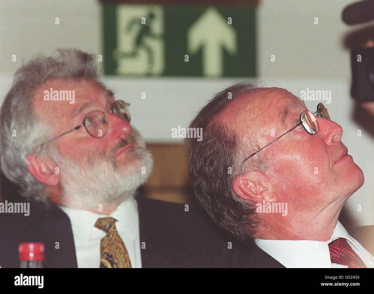 Le Dr John Sulston (L) et le Dr Michael Morgan, directeurs du Centre Sanger lors d'une conférence de presse à Londres, pour annoncer que le projet de travail du Livre génétique de l'humanité a été lu. * ... Le Wellcome Trust, le Centre Sanger et les partenaires internationaux qui font du projet du génome humain - le projet international d'identification de tous les gènes du corps humain - a achevé la première étape du travail et l'information a été donnée librement au monde. Banque D'Images