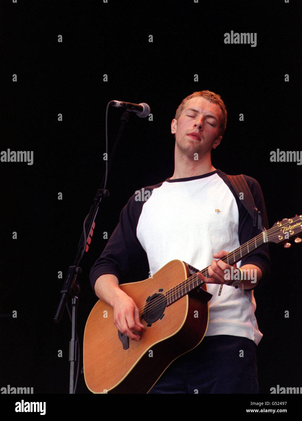 Chris Martin, chanteur principal du groupe pop Coldplay, se produit sur  scène au Glastonbury Music Festival 2000 à Pilton, dans le Somerset Photo  Stock - Alamy