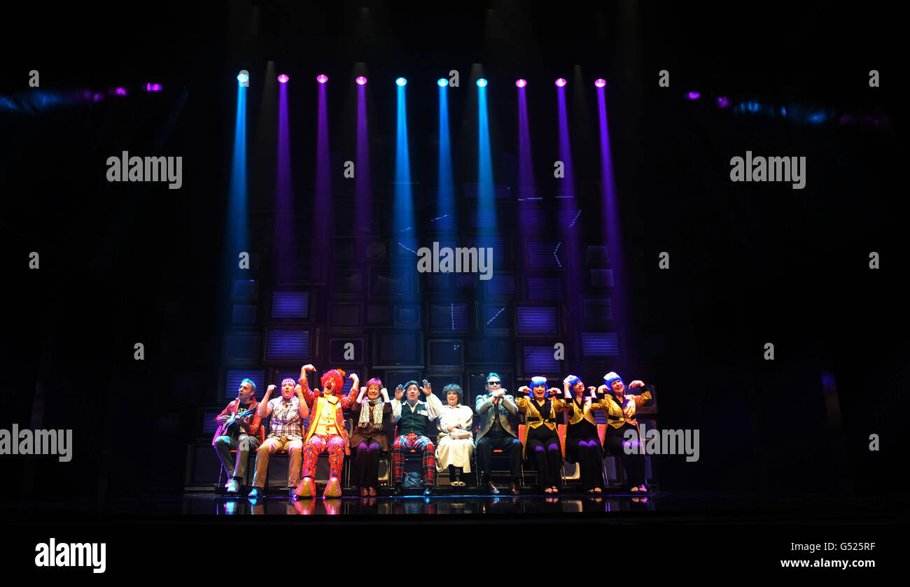Elaine C Smith (au centre à droite) se produit, lors d'une répétition de robe pour le spectacle d'ouverture de la comédie musicale Susan Boyle « I Dreams a Dream » au Théâtre Royal de Newcastle. Banque D'Images