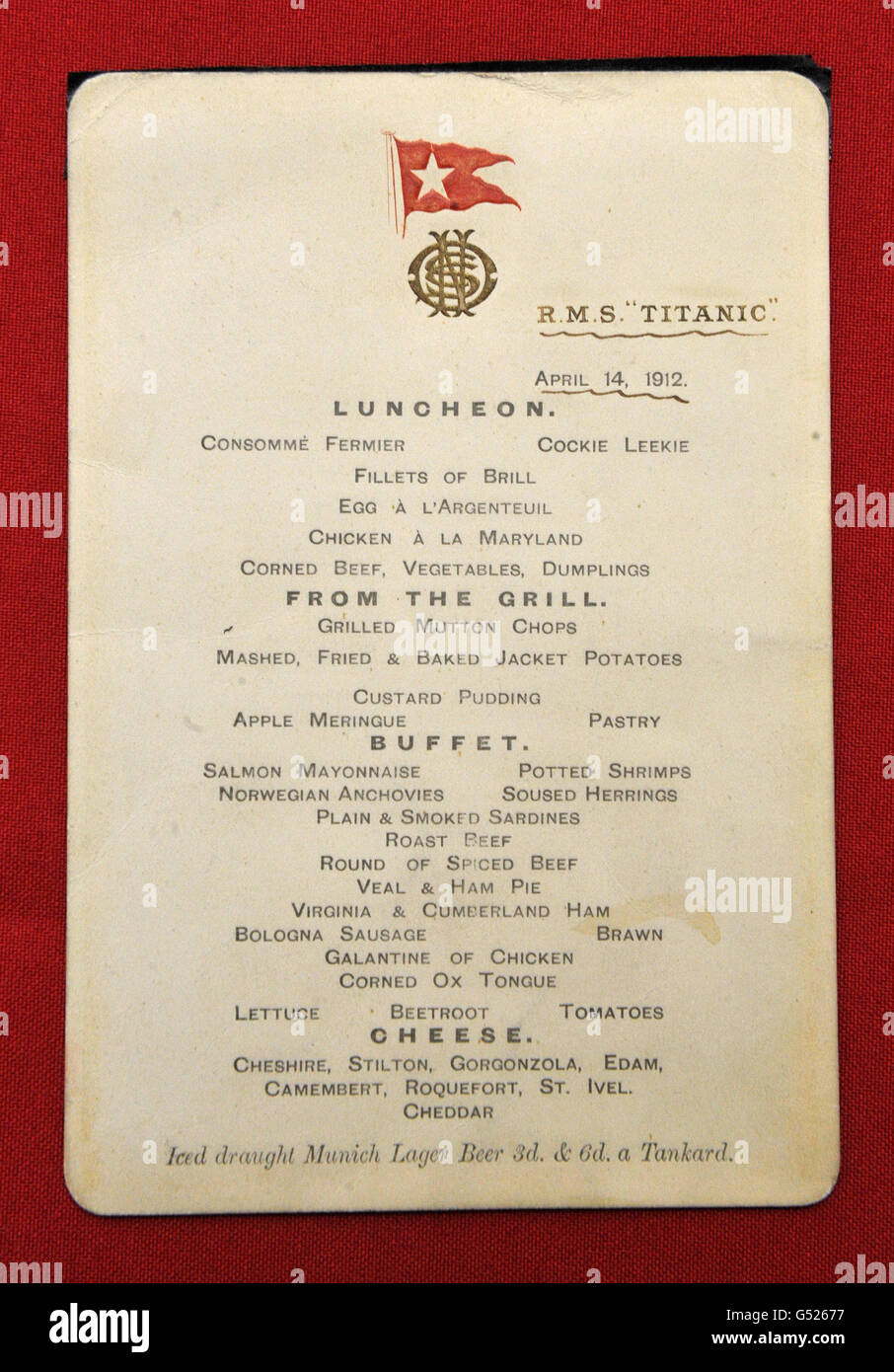 Un menu donné aux passagers de première classe le jour du naufrage du Titanic, dans le cadre d'une vente aux enchères de souvenirs du Titanic à Henry Aldridge and son in Devozes, pour commémorer le centenaire de l'achèvement des navires, qui devrait rapporter entre £60,000 et £100,000. Banque D'Images