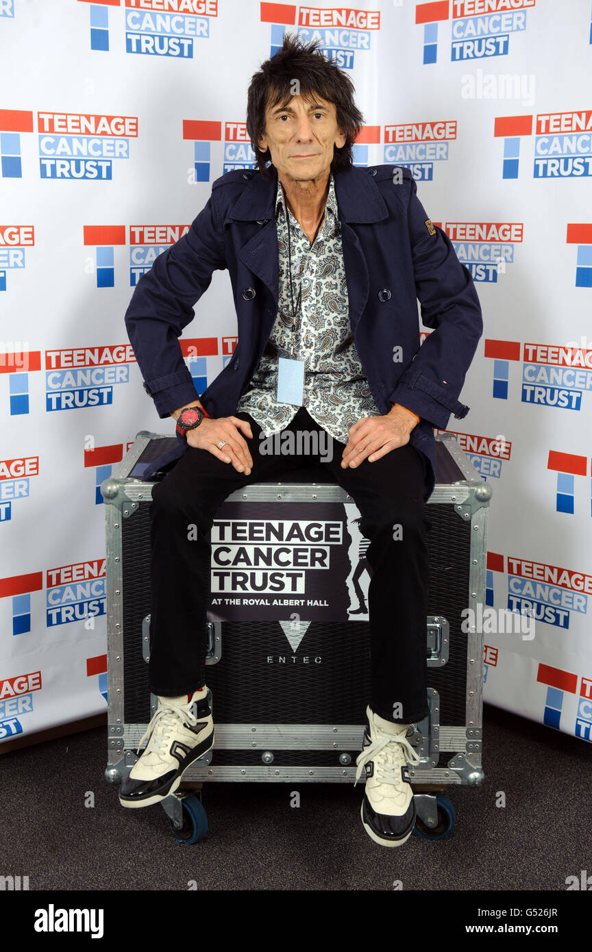 Ronnie Wood est en coulisses pendant la série de concerts Teenage cancer Trust, au Royal Albert Hall, à l'ouest de Londres. Banque D'Images