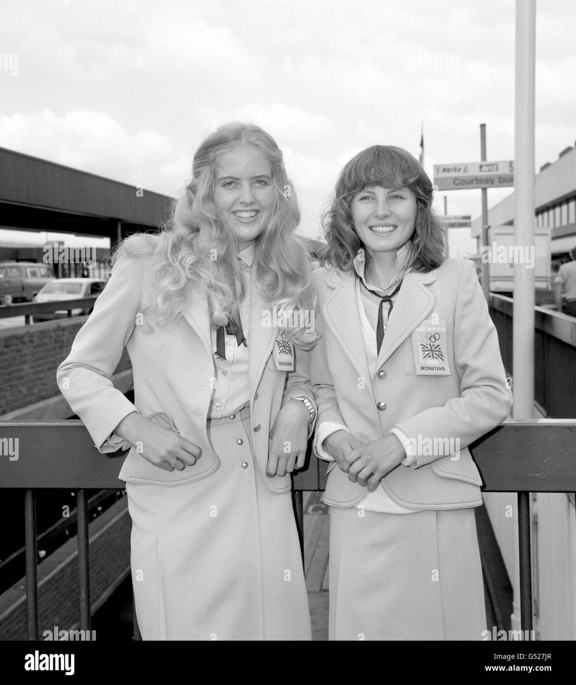 Aviron - Jeux Olympiques de Moscou 1980 - Heathrow.Les rameurs de Greath Britain Sue Brown, à droite, et Joanna Toch à l'aéroport de Heathrow, prêts à partir en Russie pour participer aux Jeux Olympiques Banque D'Images