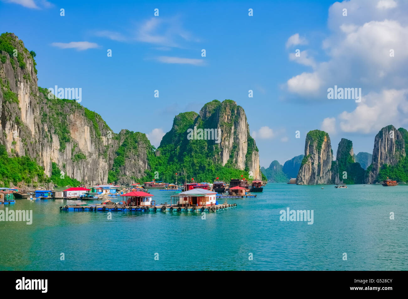 Village de pêcheurs flottant dans la baie d'Halong, Vietnam, Asie du sud-est. UNESCO World Heritage Site. Banque D'Images Village de pêcheurs flottant dans la baie d'Halong, Vietnam, Asie du sud-est. UNESCO World Heritage Site. Banque D'Images